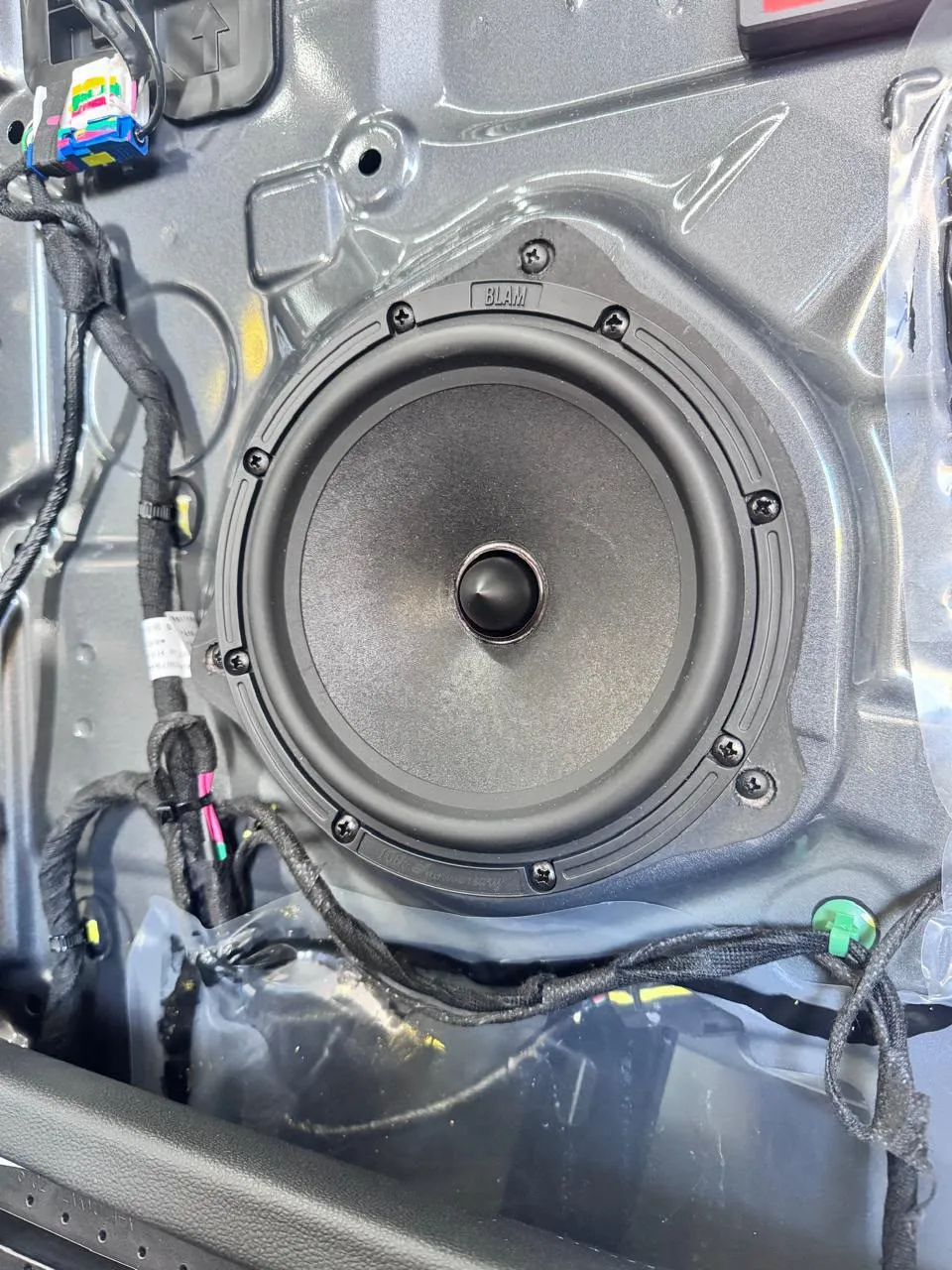 Alto-falante BLAM instalado na porta com anel de fixação