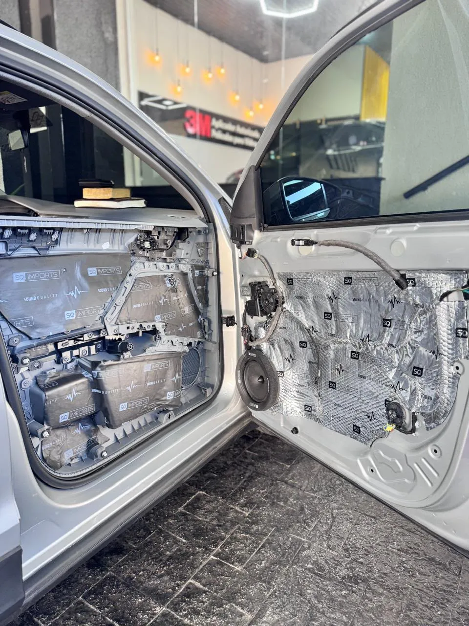 Portas de SUV prata com manta acústica SQ Imports aplicada na lataria e no forro