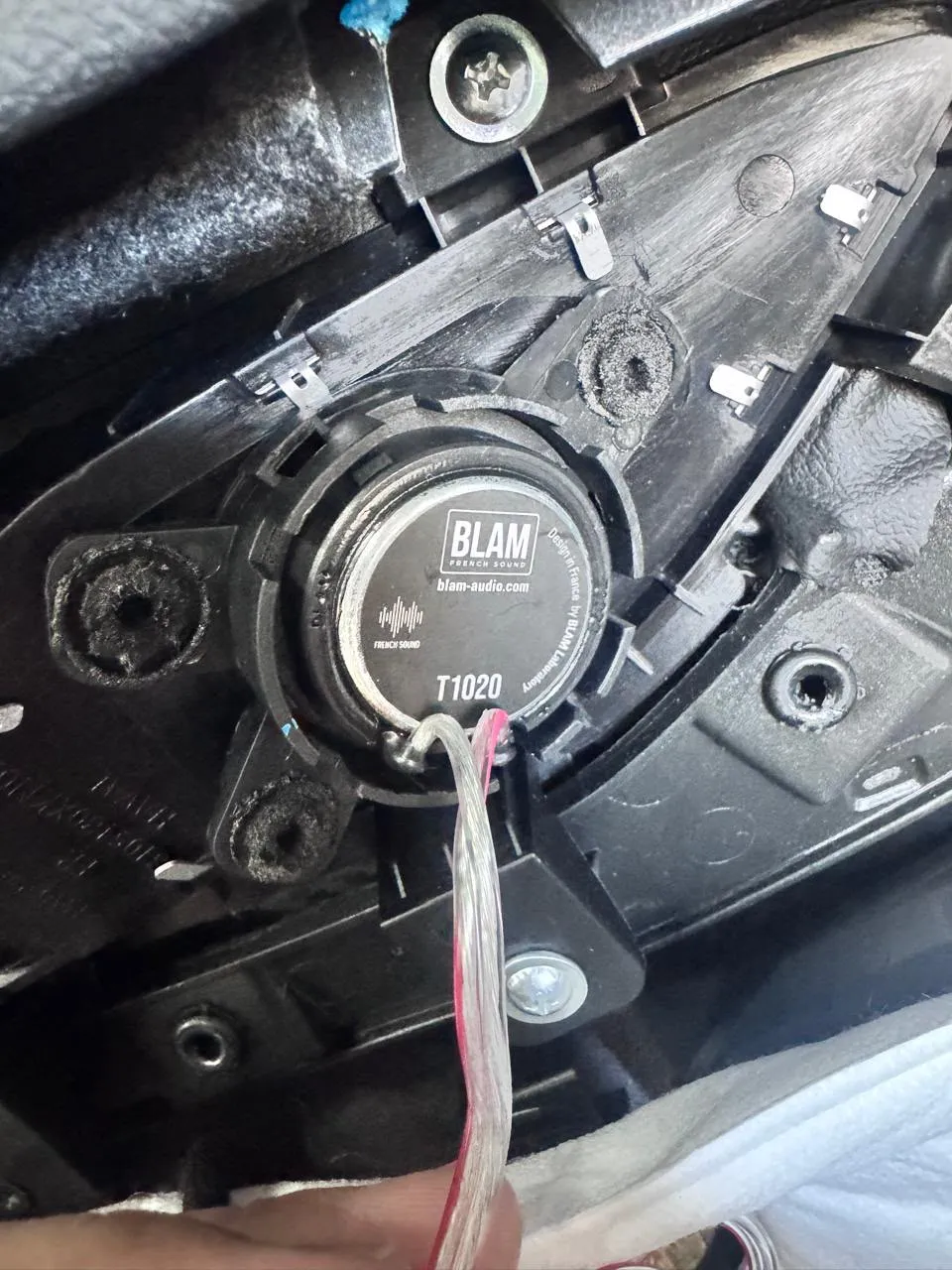 Tweeter BLAM T1020 instalado no forro da porta