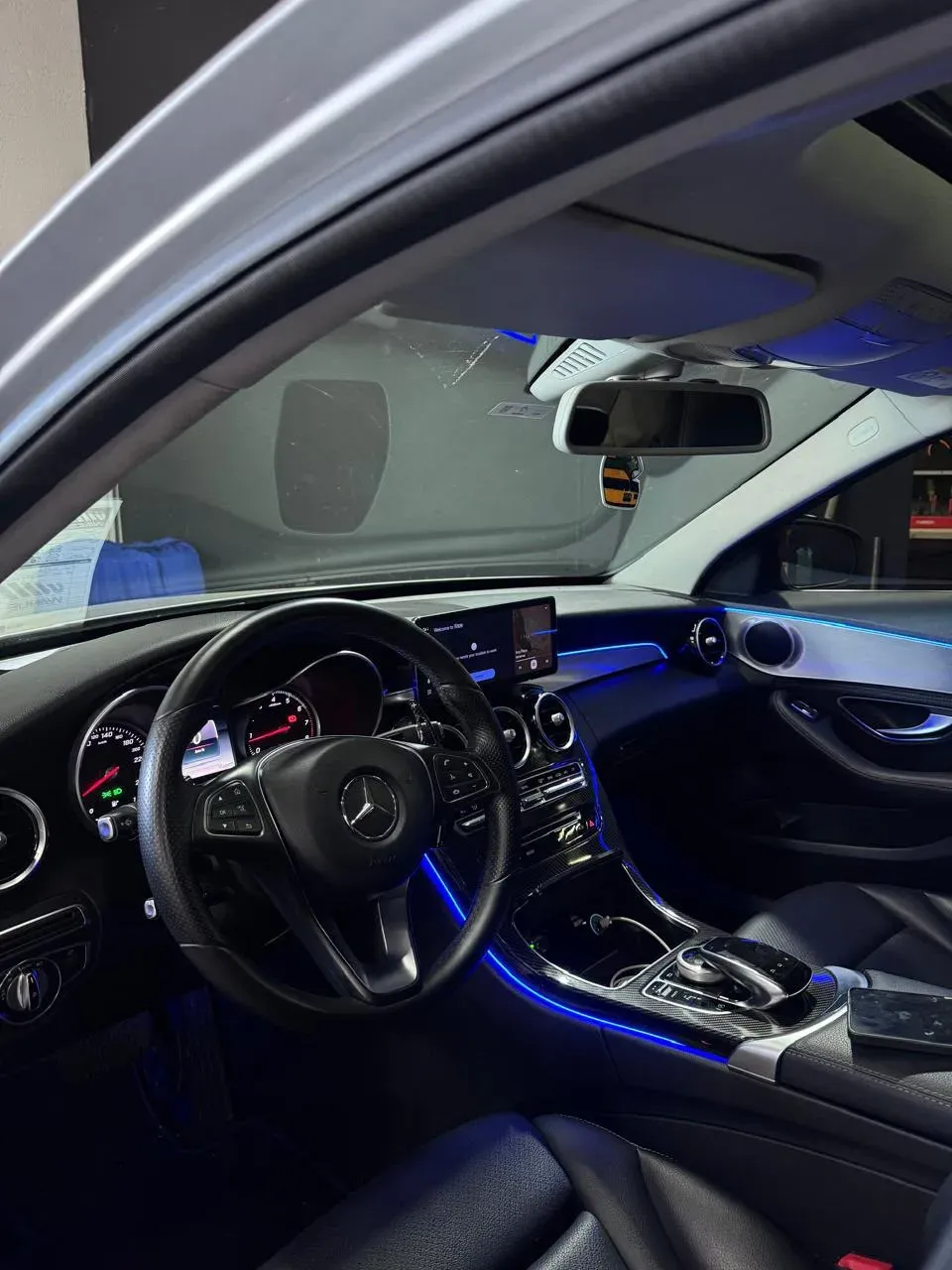 Mercedes-Benz com iluminação ambiente azul no painel, no console e na porta
