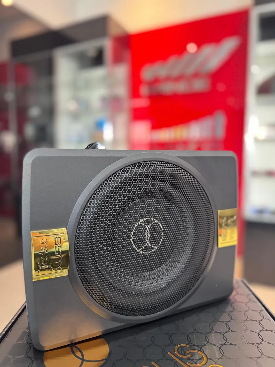 Subwoofer compacto Celsus em destaque na loja