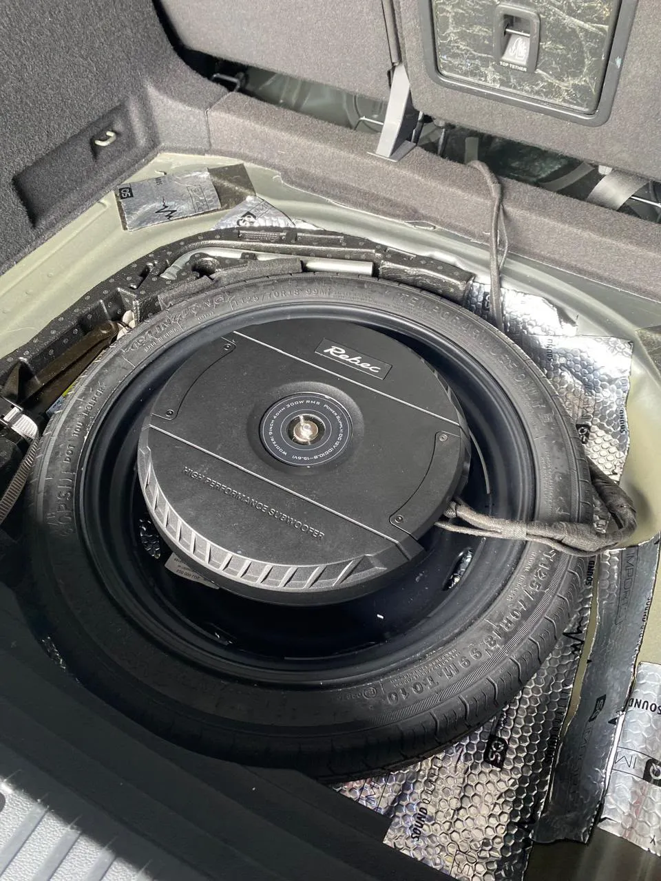 Subwoofer Rebec instalado dentro do estepe
