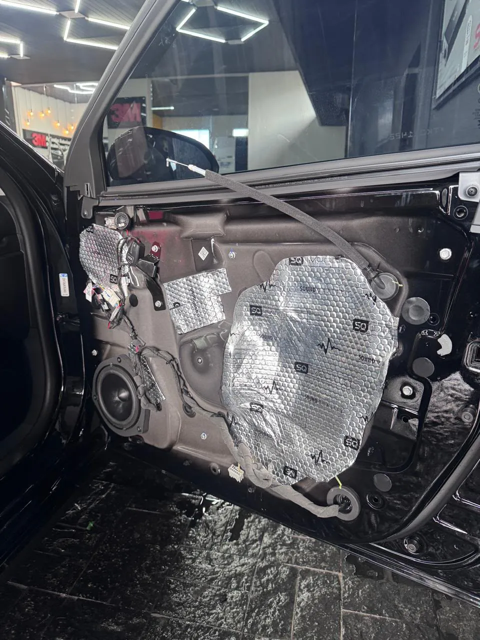 Porta de carro preto com manta acústica, woofer e tweeter instalados