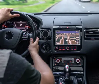 Motorista usando o GPS da central multimídia