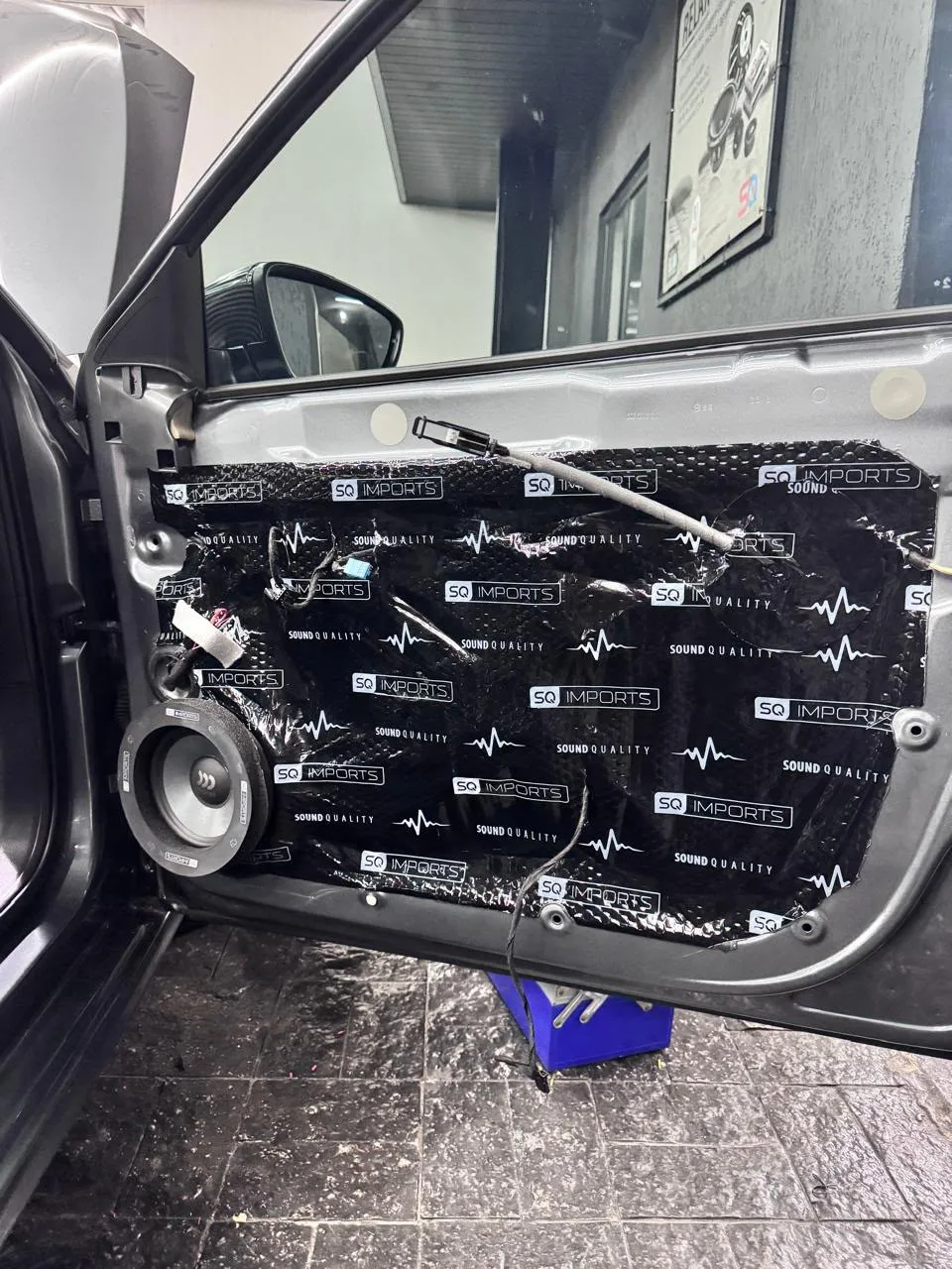 Porta de carro cinza com manta acústica SQ Imports e alto-falante instalado
