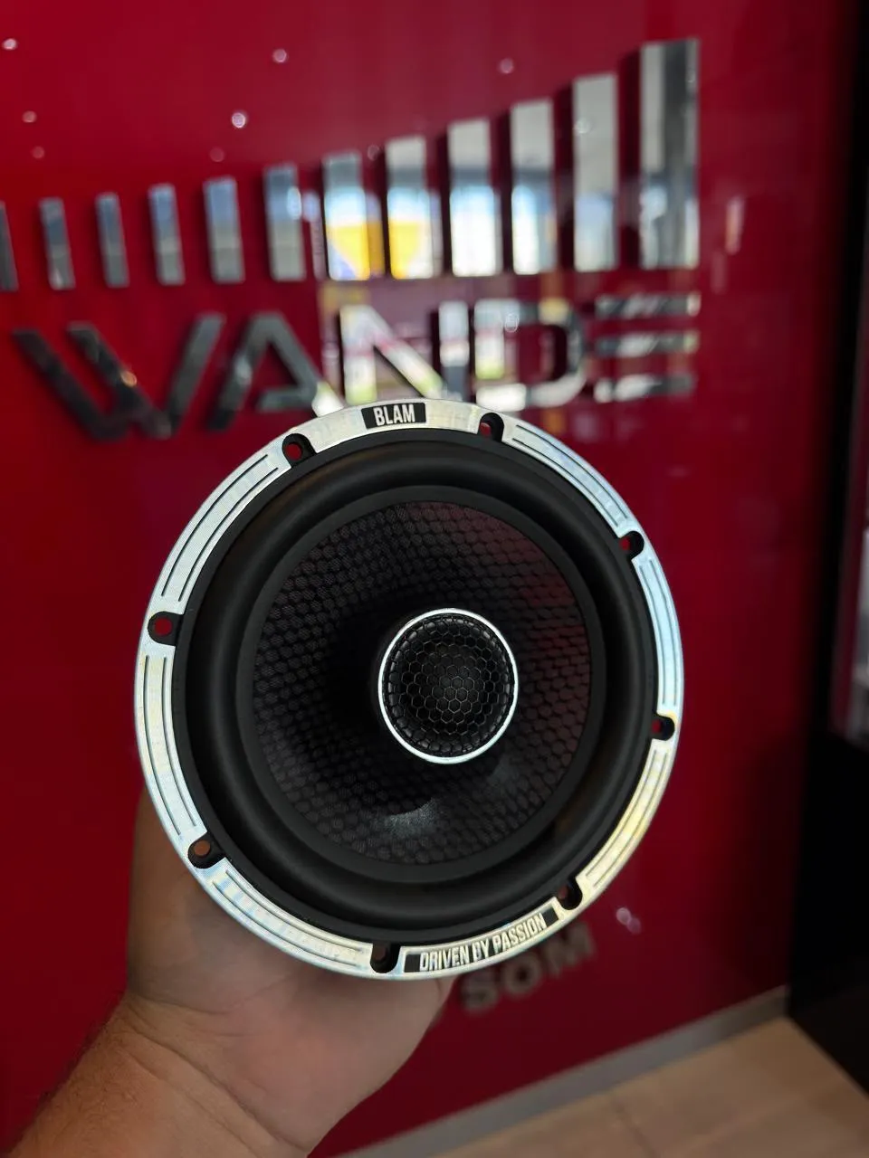 Alto-falante coaxial BLAM em frente ao letreiro vermelho da Wande