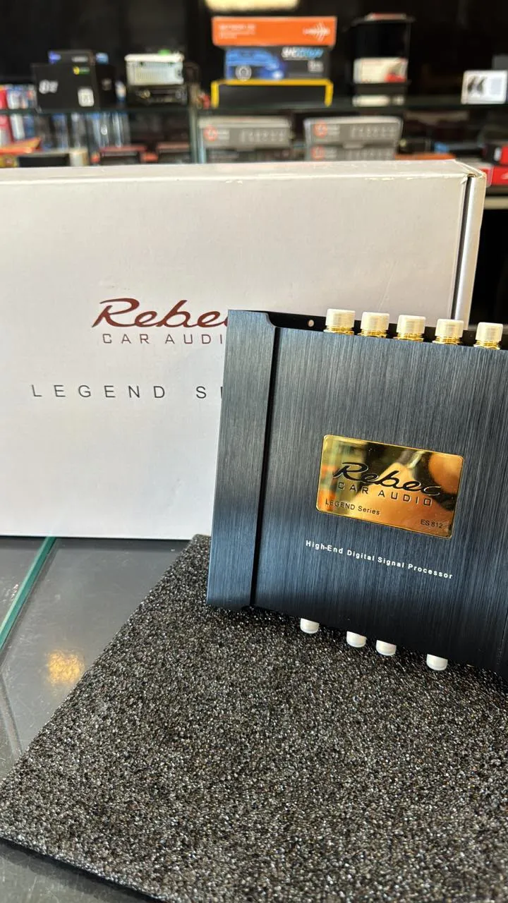 Processador de áudio Rebec ES812, da linha Legend, com a caixa