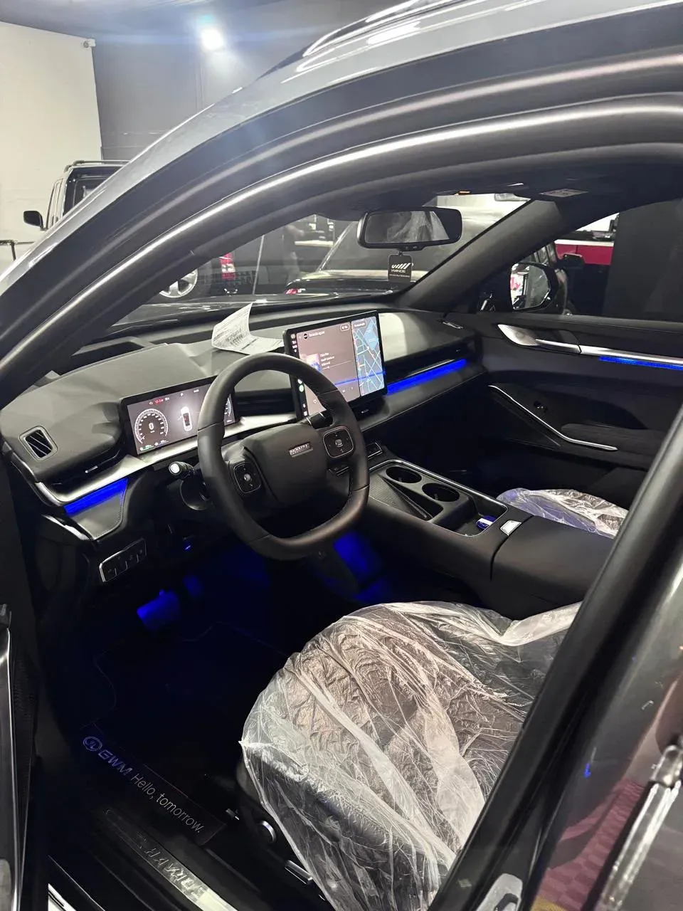 SUV GWM com iluminação ambiente azul no painel, nas portas e nos pés