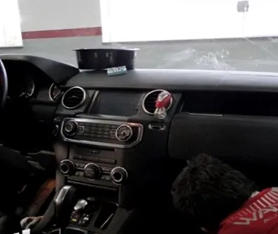 Painel de SUV durante a instalação do sistema de som
