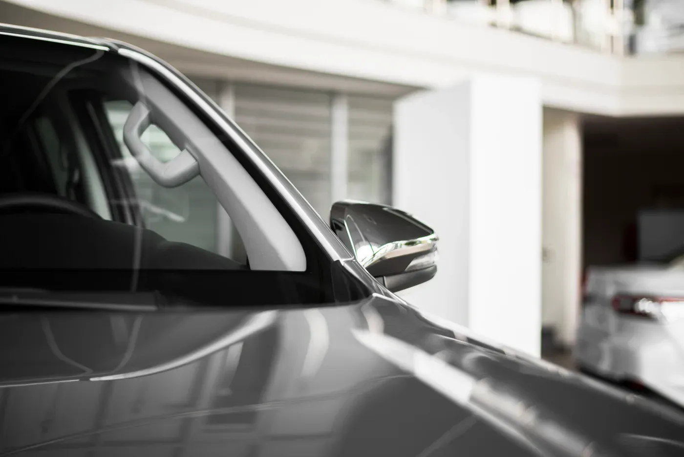 Vidro lateral transparente de um carro novo em showroom